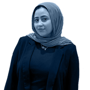 صورة شخصية لسيدة ترتدي حجاباً و بلايزر داكن